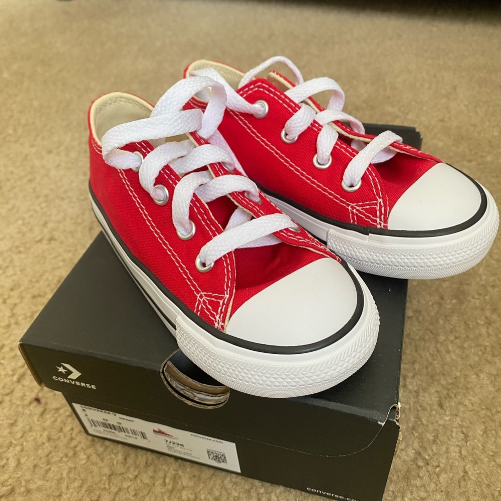 BRAND NEW Kids Converse - Picture 1 of 5